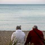 Il nuovo lungomare sta dando a tutti la possibilit� di godersi maggiormente il proprio quartiere. Osserviamo una coppia di anziani seduta a godersi la brezza marina...